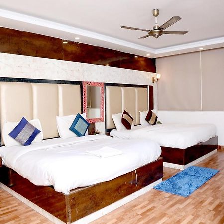Hotel Plazzo Igi New Delhi Exteriör bild