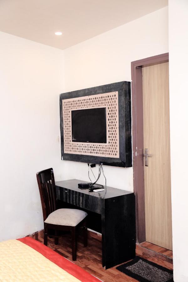 Hotel Plazzo Igi New Delhi Exteriör bild