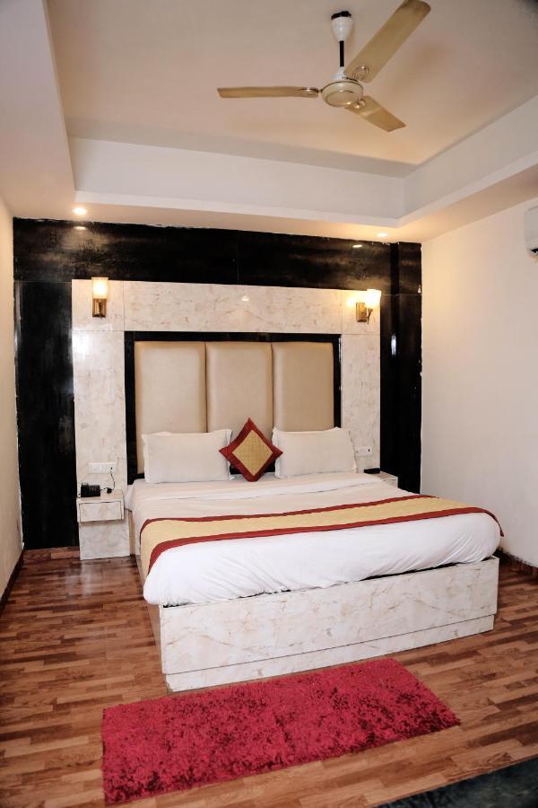 Hotel Plazzo Igi New Delhi Exteriör bild