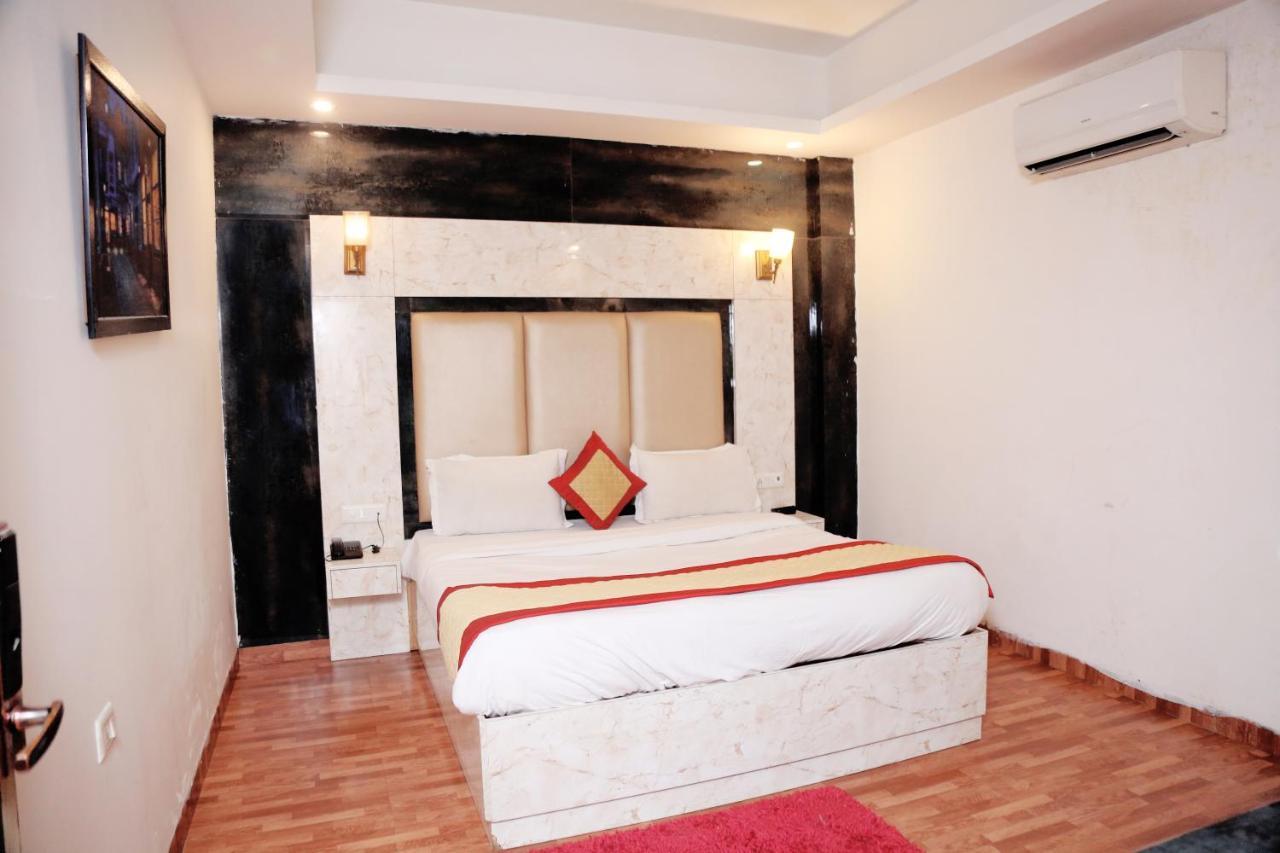 Hotel Plazzo Igi New Delhi Exteriör bild