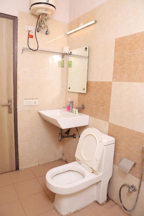 Hotel Plazzo Igi New Delhi Exteriör bild